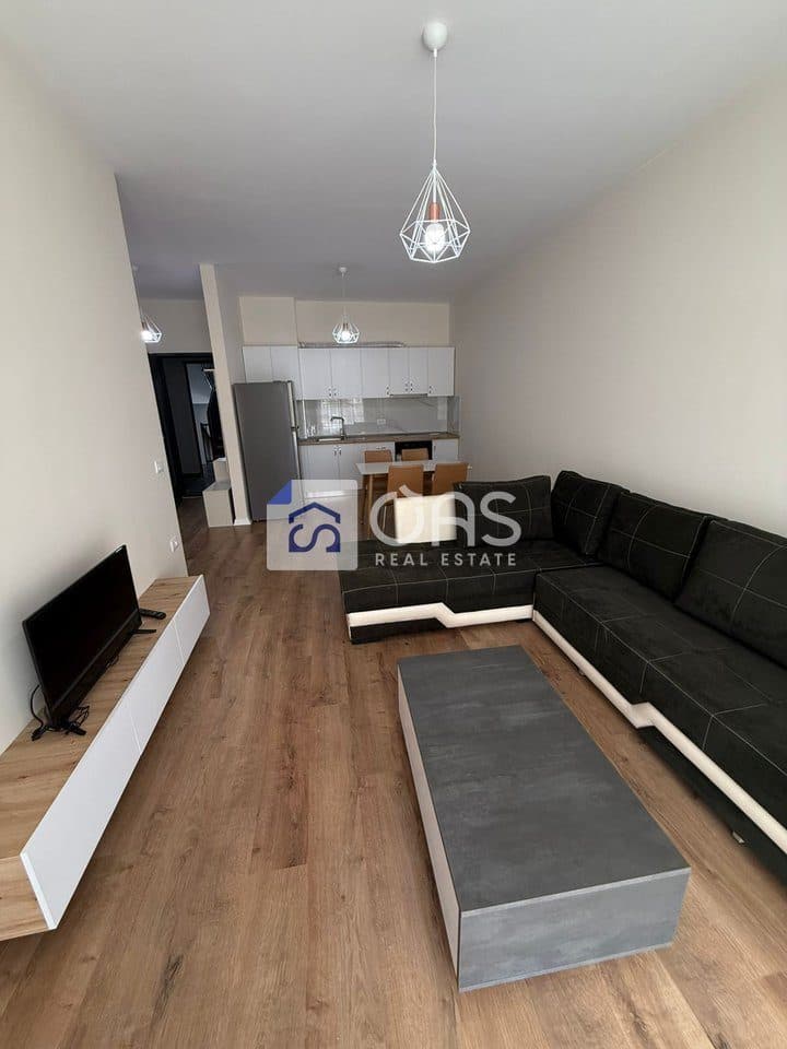 Jepet me qira apartamenti 1+1 rruga 5 Maj