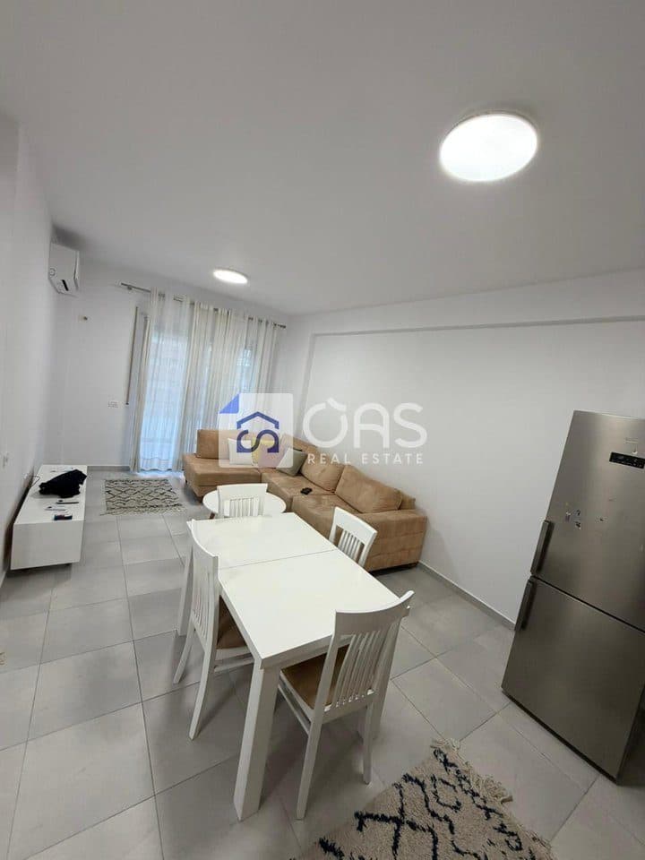 jepet me qira Apartament 2+1 Te Pallati me shigjeta