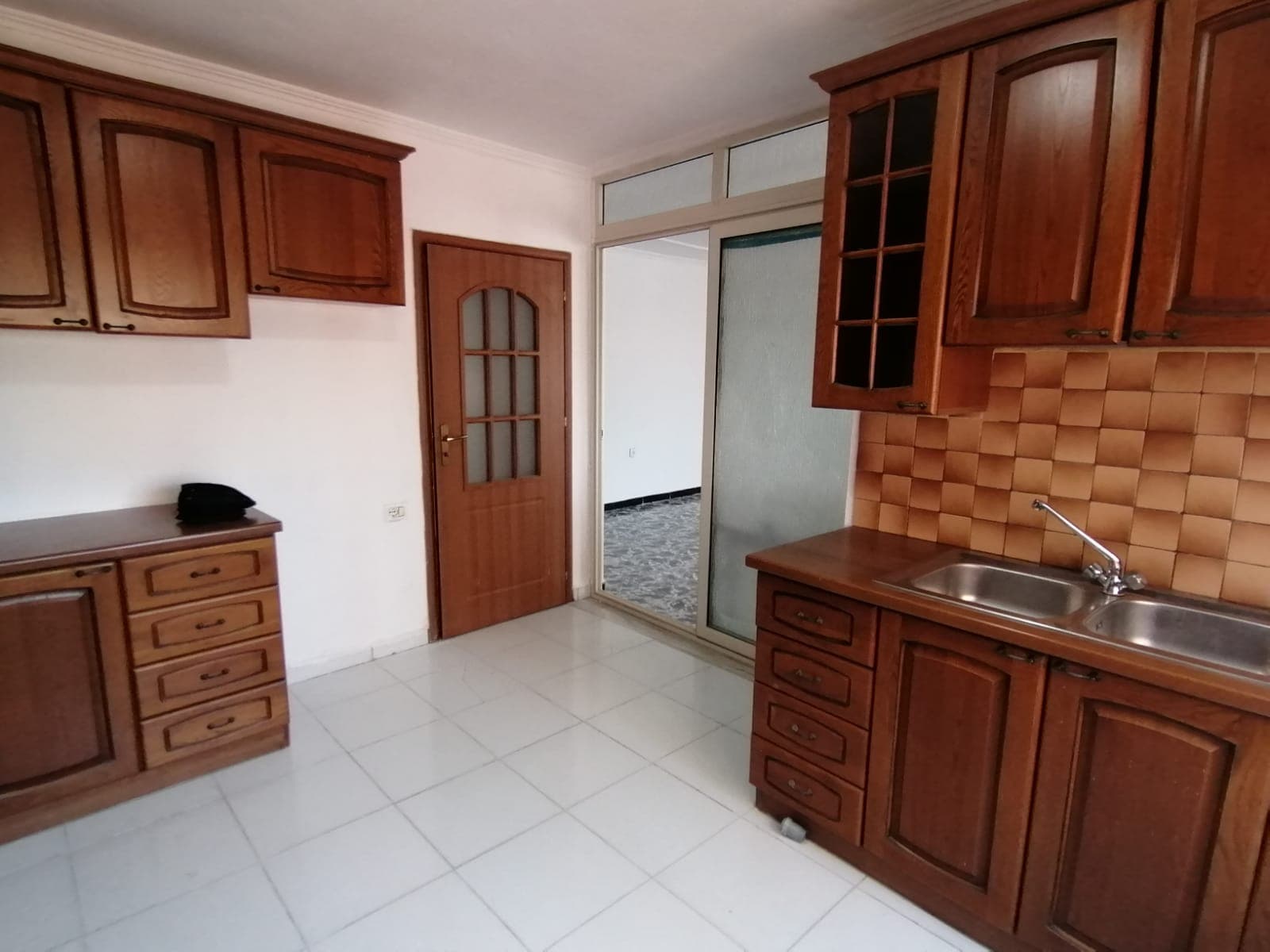Apartament me qera 3+1 Tek Rruga e Kavajes