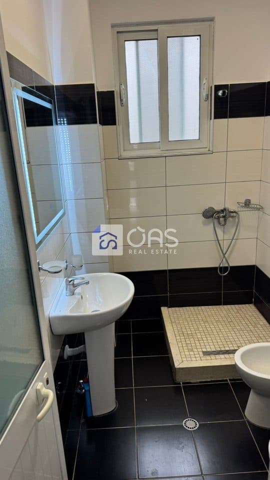 Jepet apartament me qera 1+1 5 Maj 4