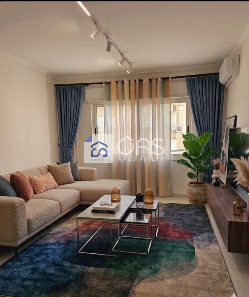 Jepet me qera apartament 1+1 Tek Komuna e Parisit