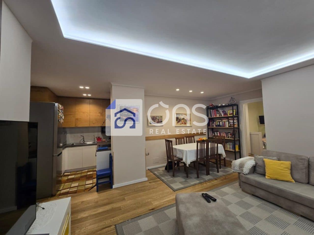 Jepet me qera apartament 3+1 tek Pazari i Ri 2