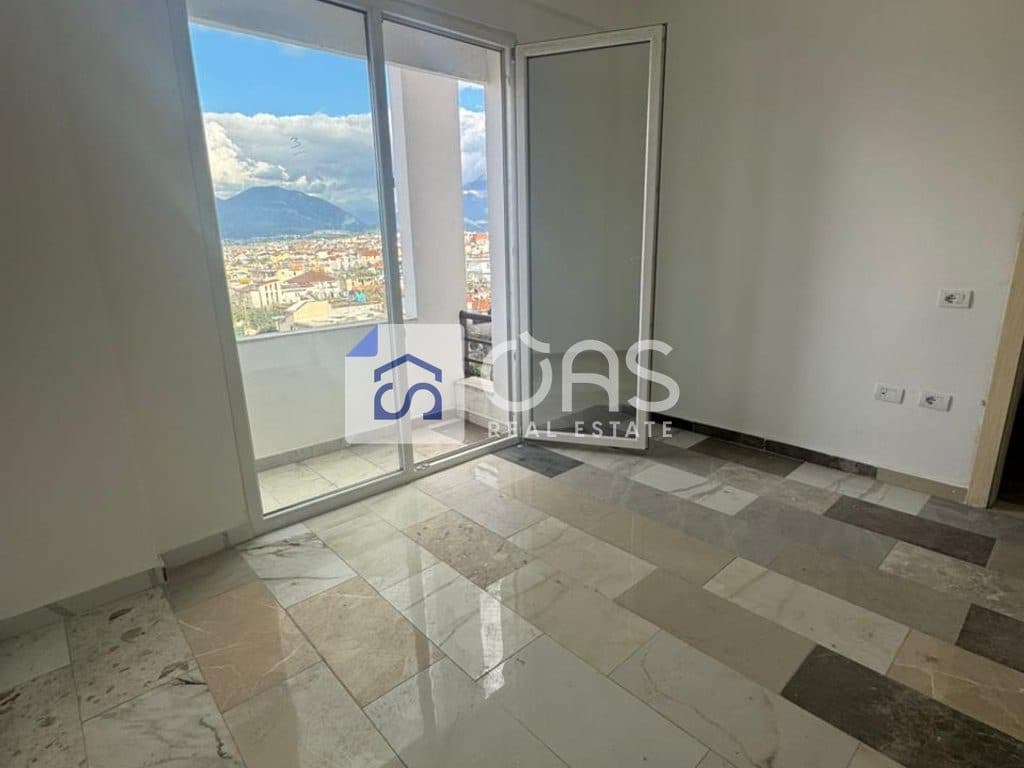 Shitet apartament 2+1+2 ne Pallatet e Verdha 2