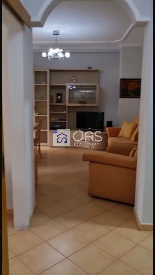 Jepet apartament me qera 2+1 tek Komuna e Parisi