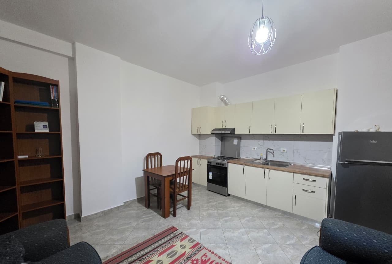 Jepet me qera apartament 1+1 tek Liqeni i Thate