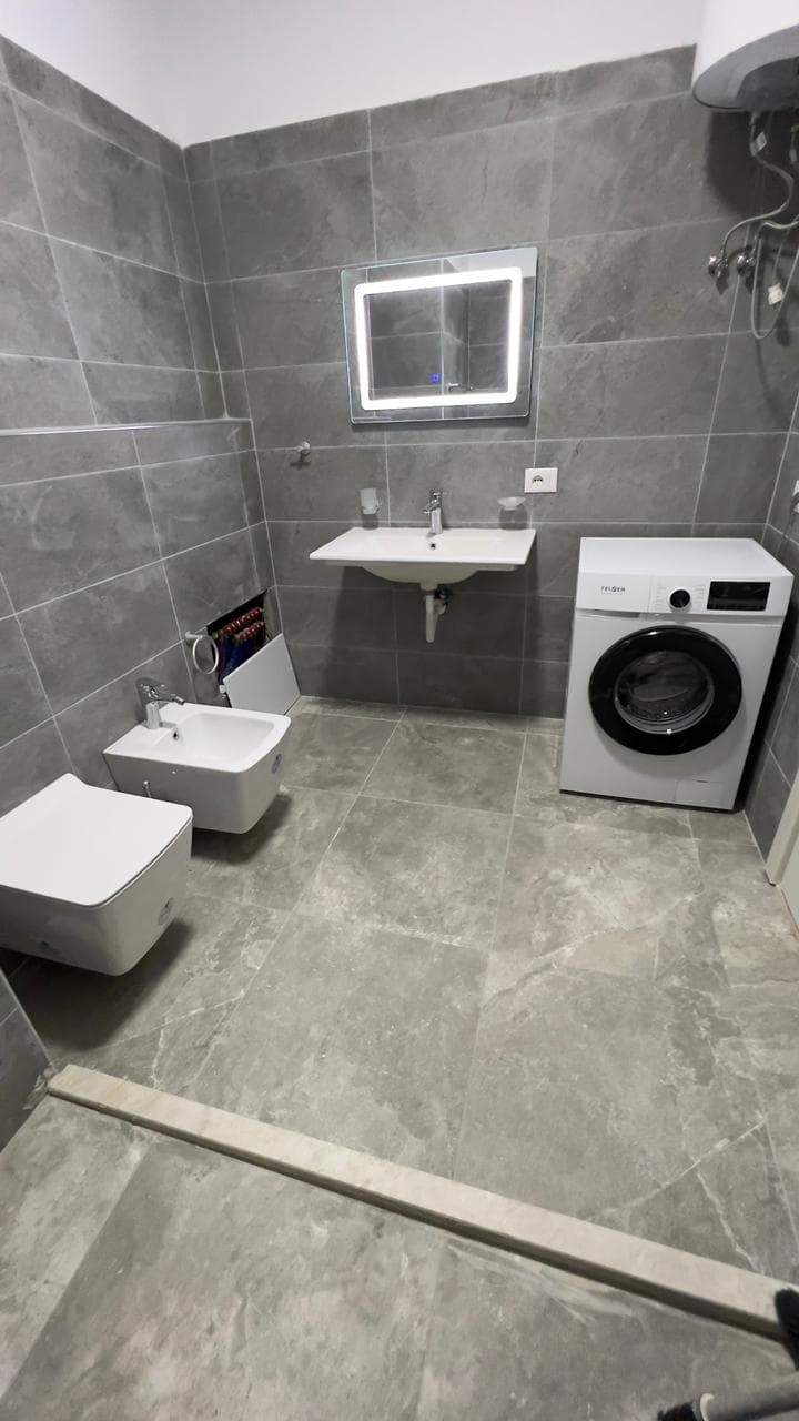 Jepet me qera apartament 2+1 ne Yzberisht te Grand Gallery 550 euro/muaj 2