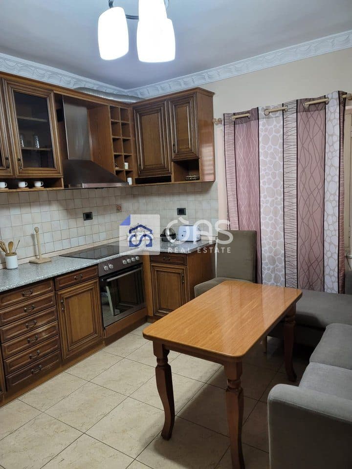 Jepet me qera apartament 2+1+Parkim ne Qender(Rruga Fortuzi) 2
