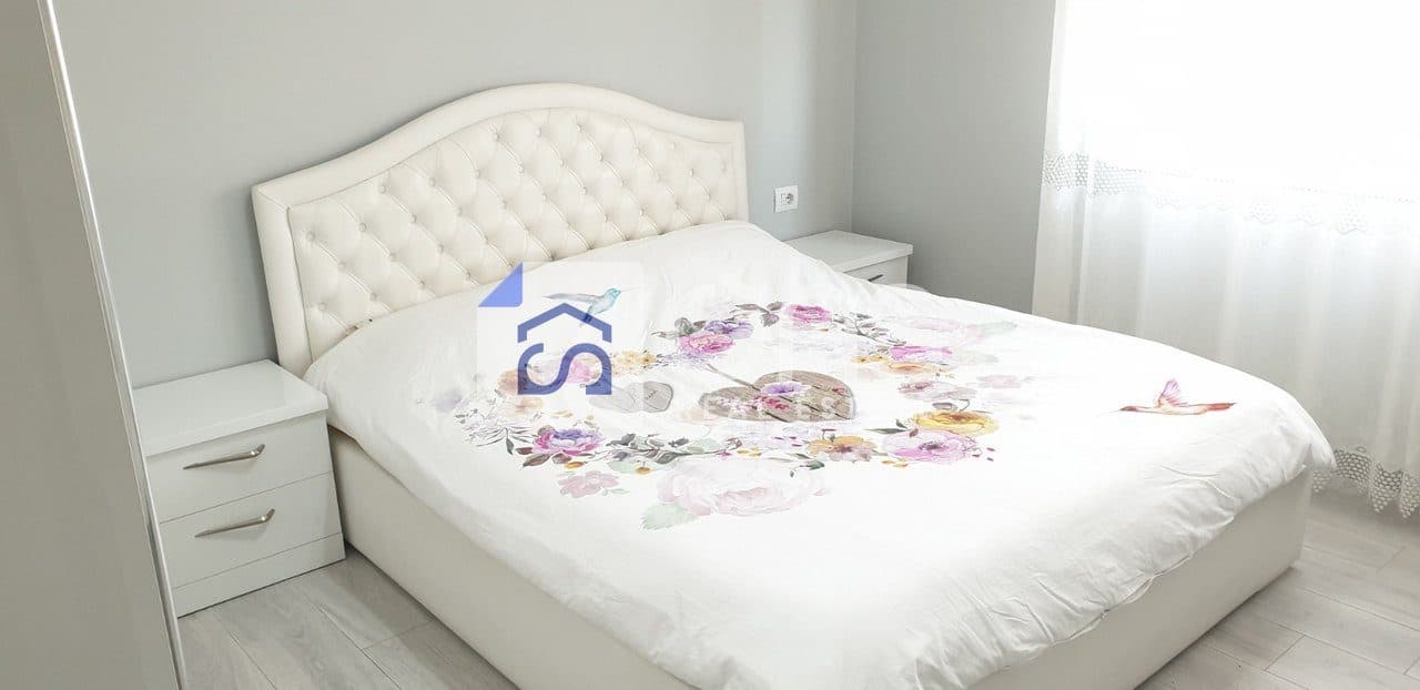 Jepet me qera apartament 1+1+ post parkimi ne Kinostudio 2
