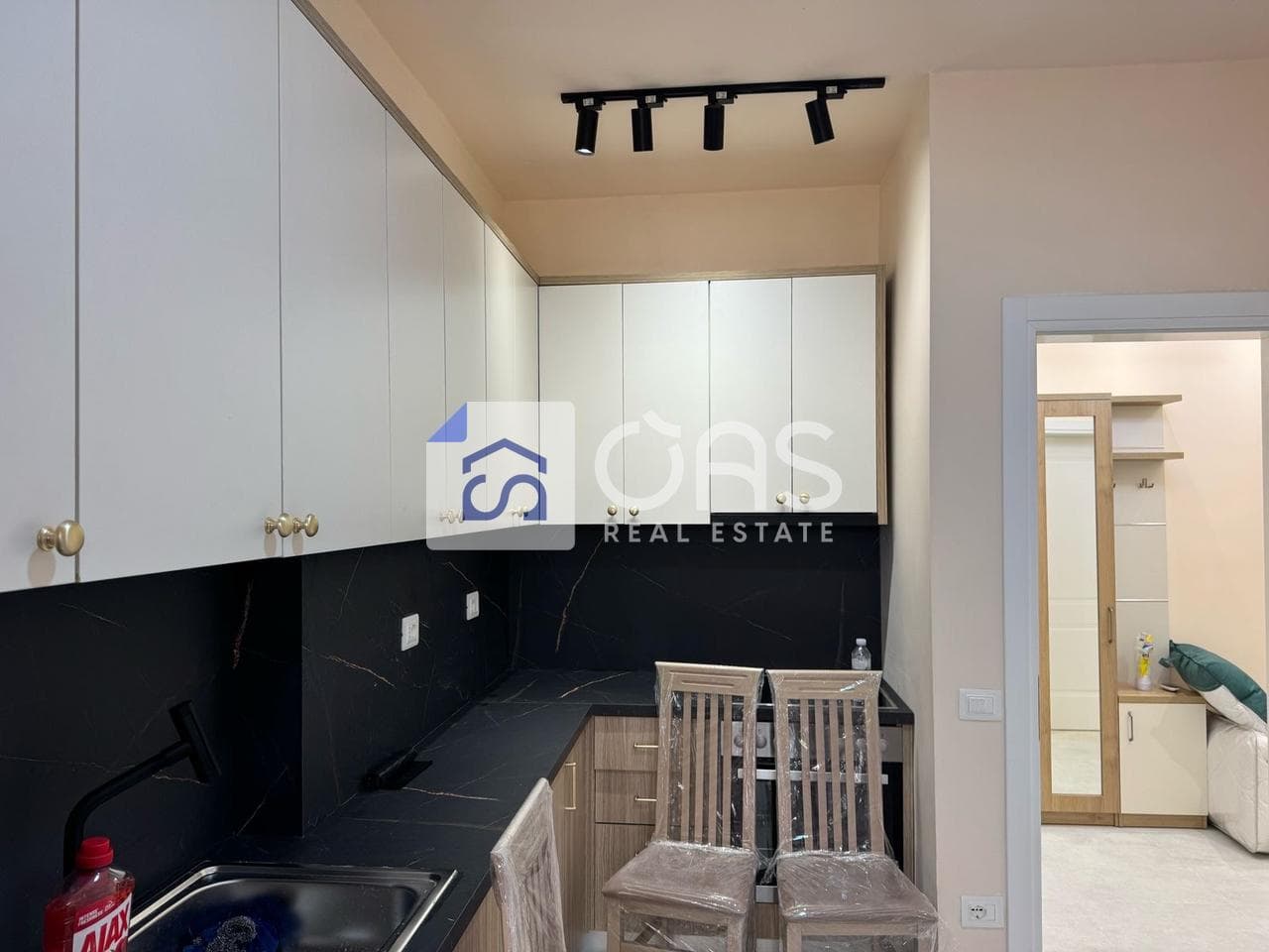 Jepet me qera apartament 1+1 tek Rruga e Dibres(Selvia). 4
