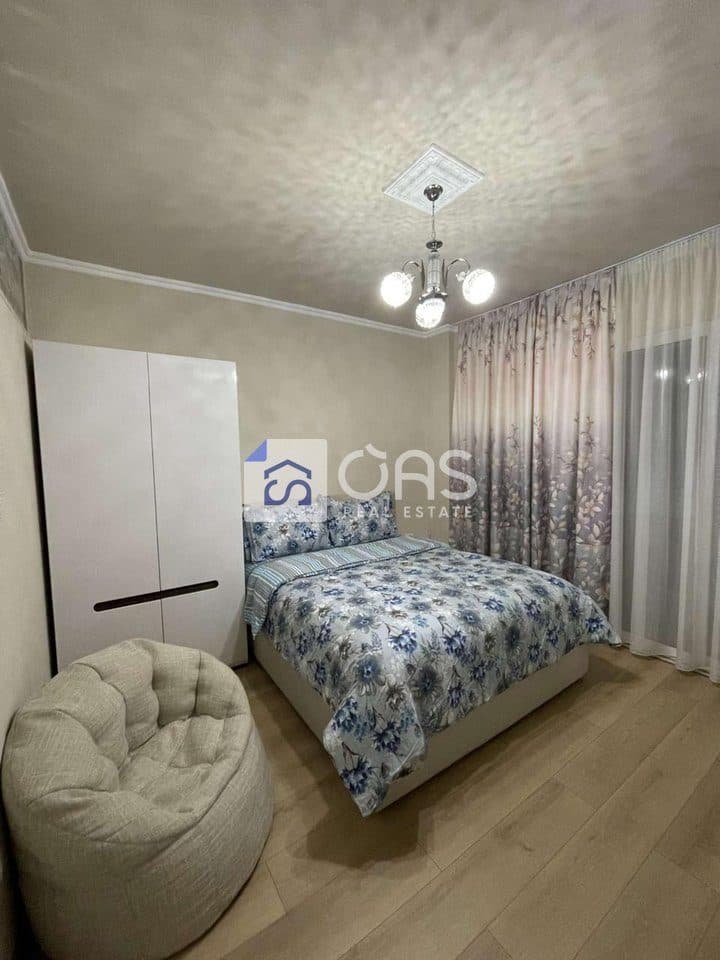 Jepet me qera apartamenti 1+1 Komuna e Parisit