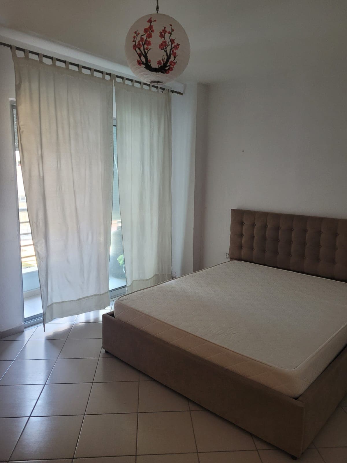 Shitet Apartament 1+1 tek Komuna Parisit