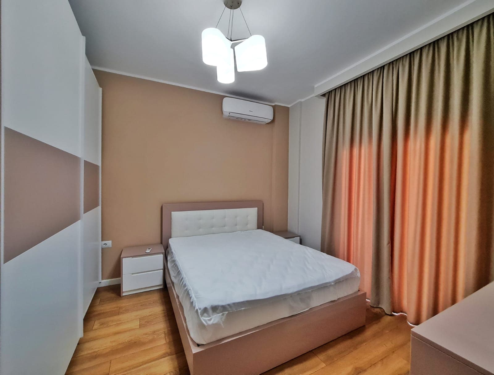 Jepet me qera apartament 4+1+2 tek Komuna Parisit 4