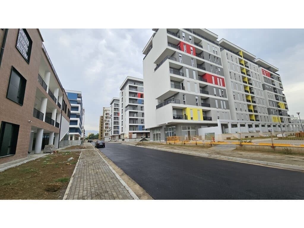 Shitet Apartament 2+1+verande tek Univers City 3