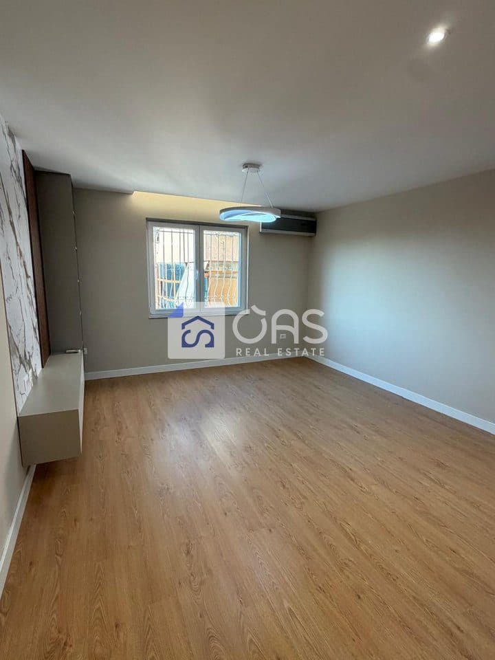 Shitet Apartament 2+1 STACIONI I TRENIT 3