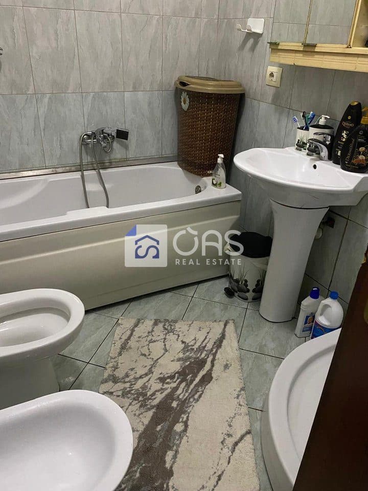 Shitet apartament 2+1 ne Freks 4