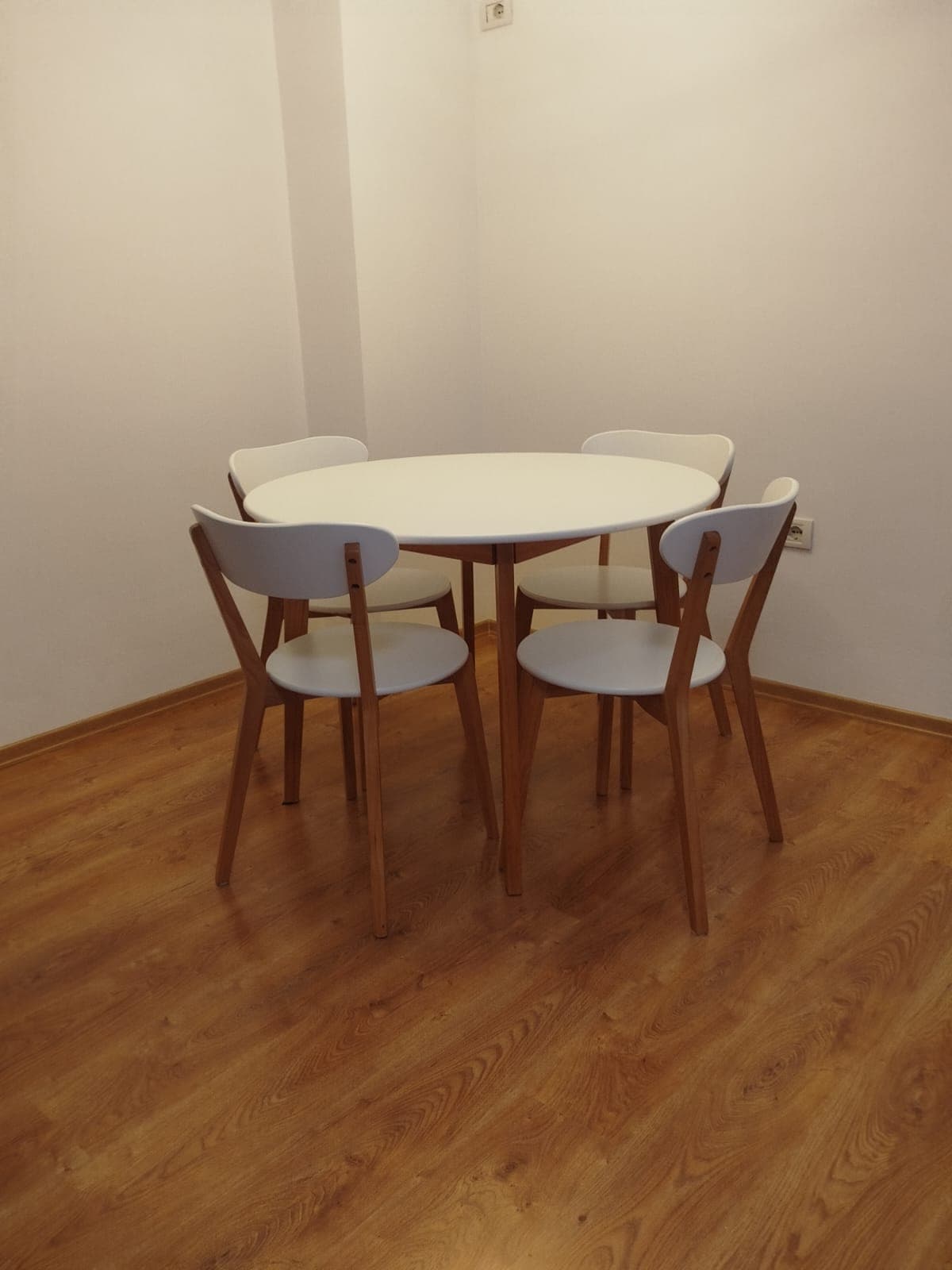Shitet Apartament 1+1 Fresk 3
