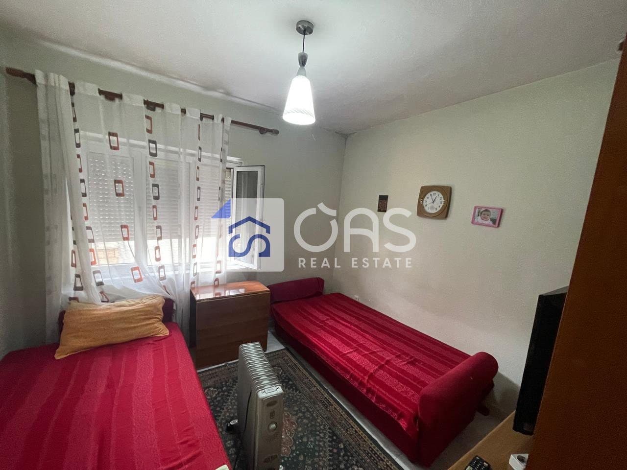 Jepet me qera apartament 3+1 ne Qender (Rruga Fortuzi) 3