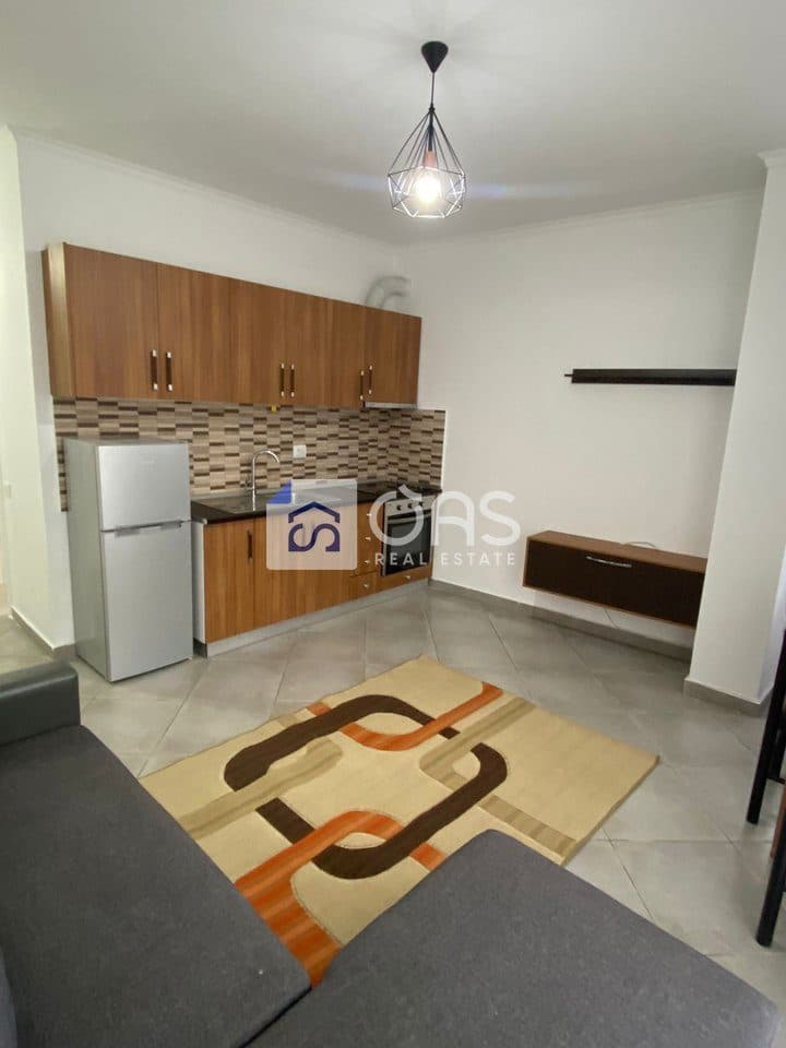 Jepet apartament me qera 1+1 Astir