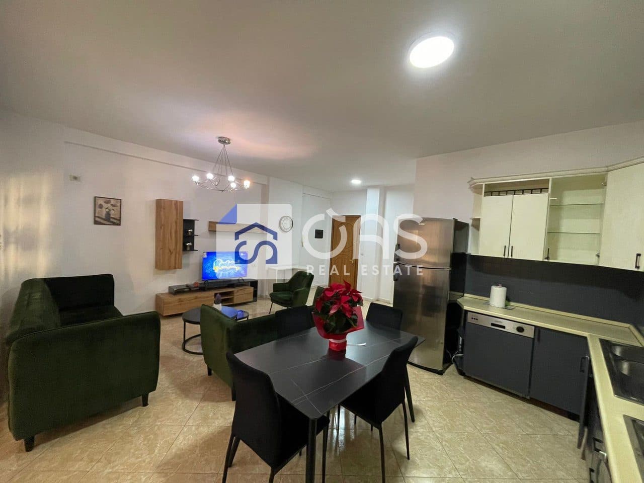 Jepet me qera apartament 2+1+2 tek Komuna Parisit 2