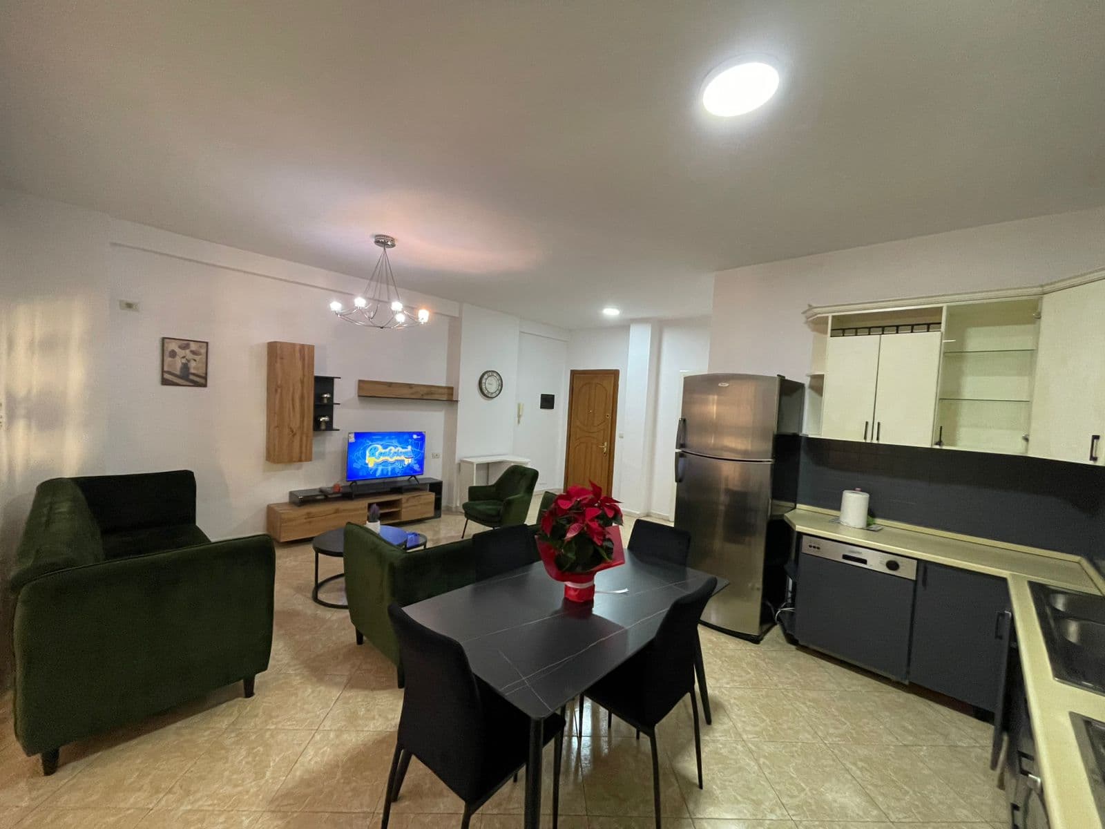 Jepet me qera apartament 2+1+2 tek Komuna Parisit 2