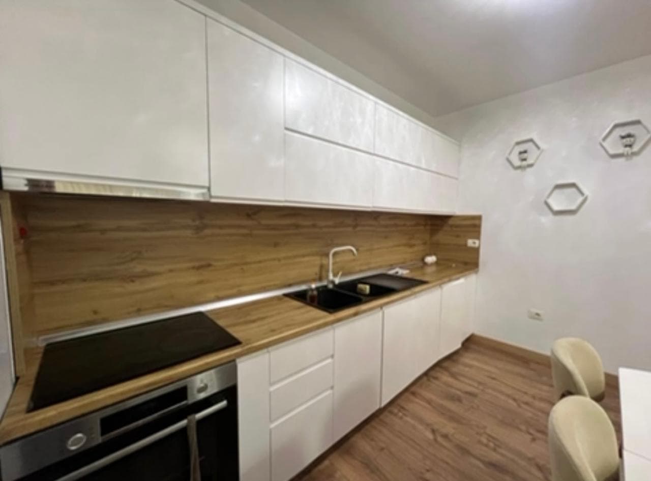 Jepet apartament me qera 2+1 tek Kopshti Botanik. 2