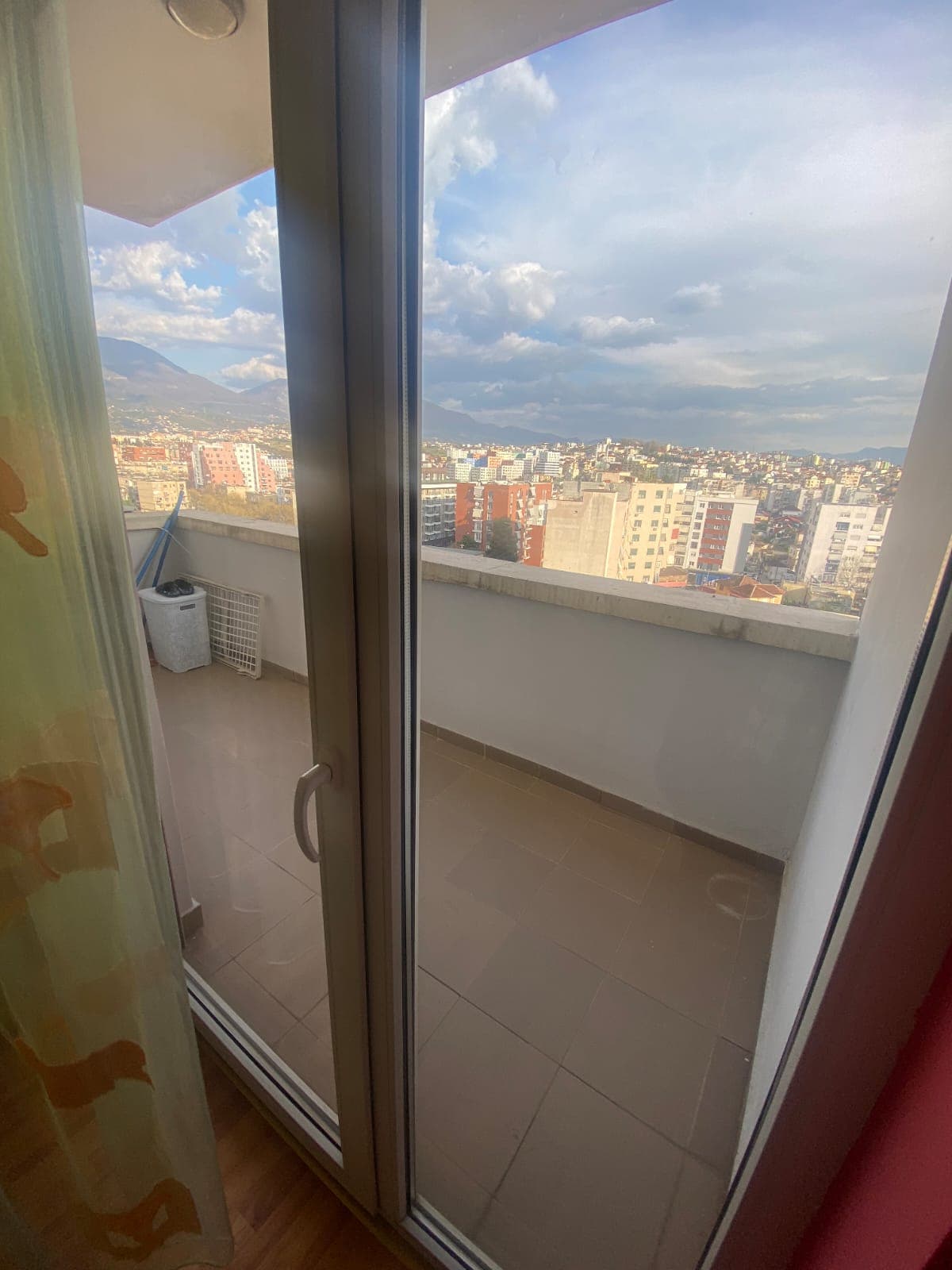 Jepet apartament me qera 3+1 tek Brryli. 3