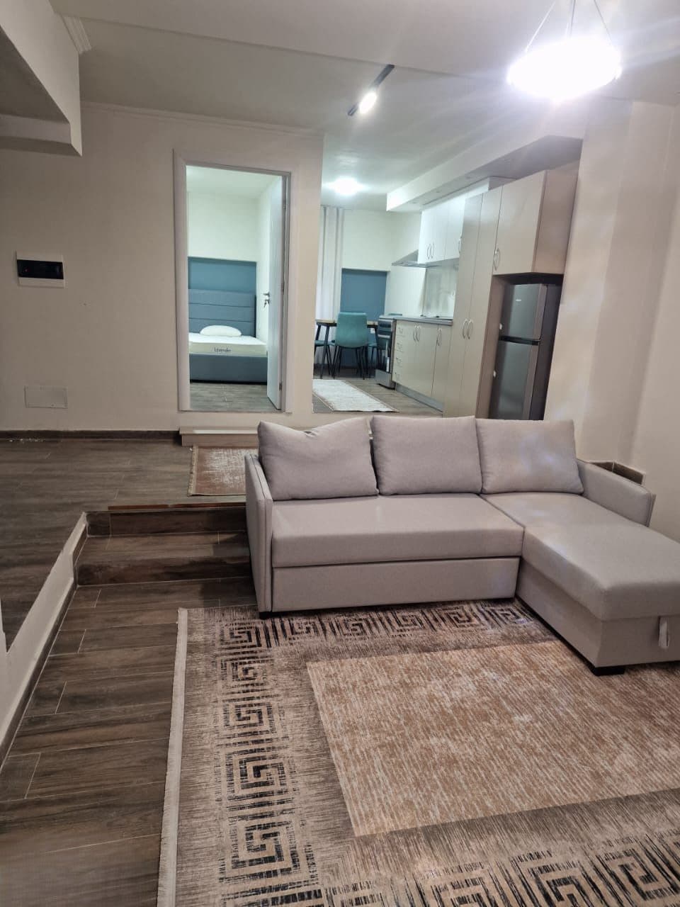 Jepet me qera apartament 2+1 tek Stacioni Trenit 2