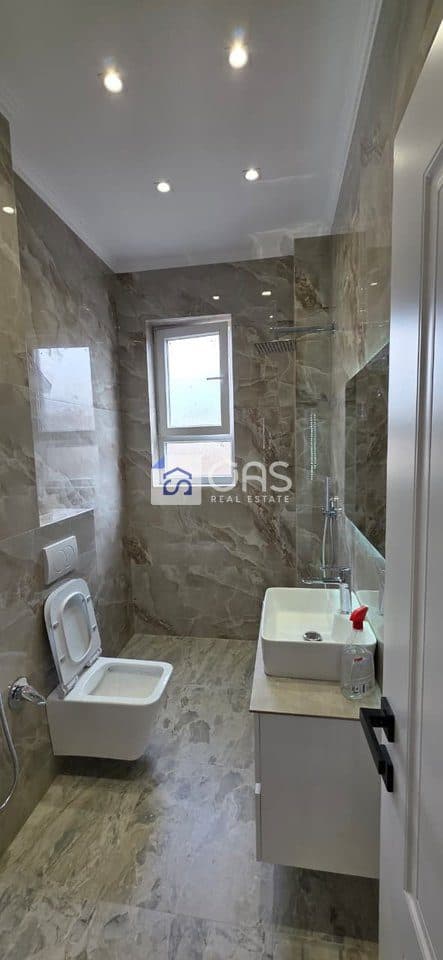 Shitet apartament 2+1 Te Rruga Bardhyl 4