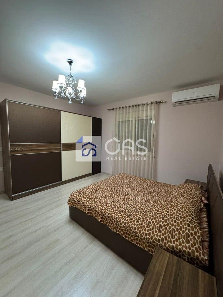 Jepet me qera apartament 2+1 tek Medreseja 2