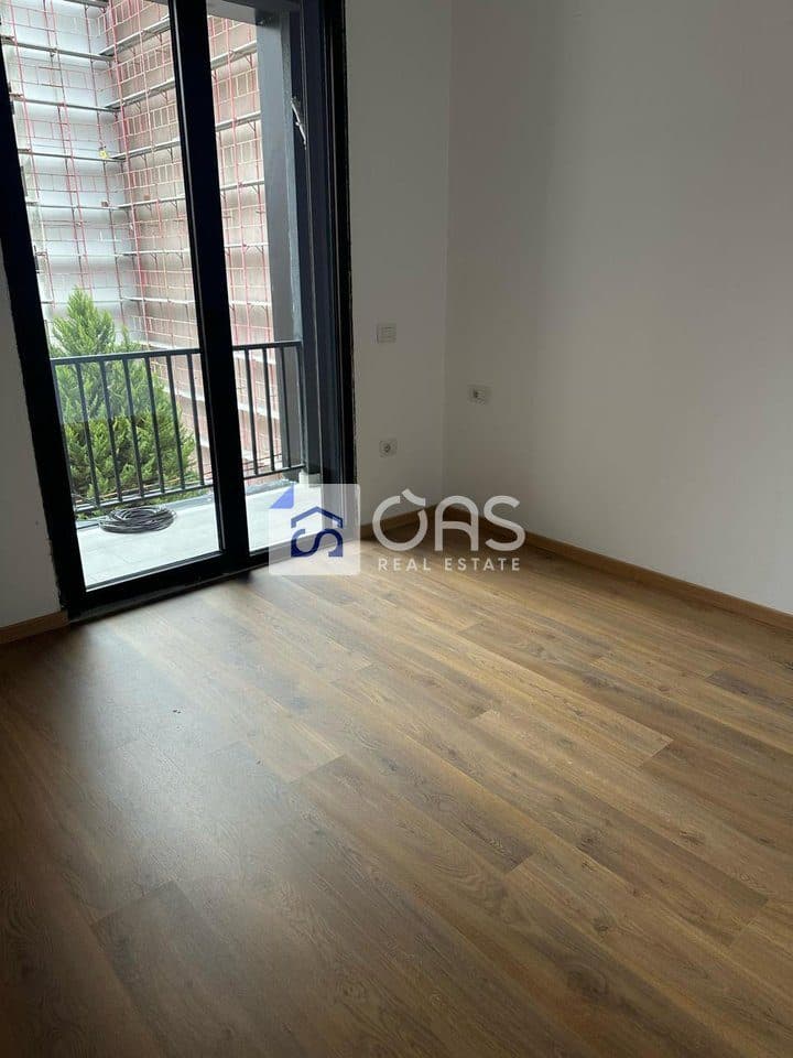 Jepet me qera Apartament 1+1 Tek Shkolla e Kuqe 3