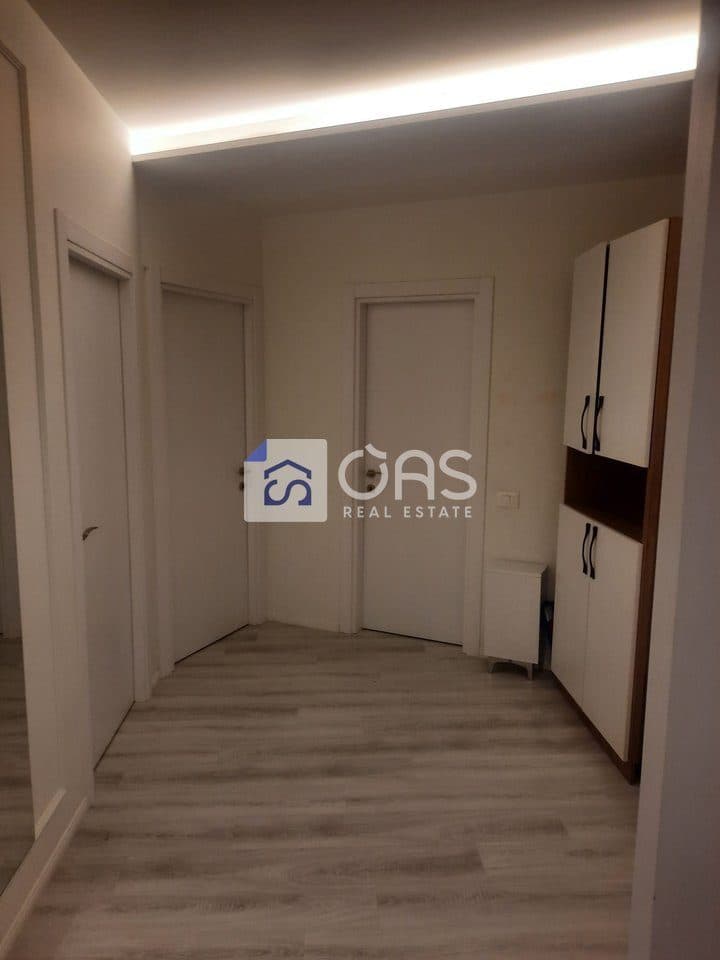 Jepet me qera apartament 2+1+2 tek Farmacia 10 (Kompleksi Arlis) 2