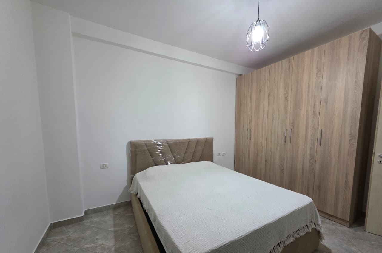 Jepet me qera apartament 1+1 tek Liqeni i Thate 2