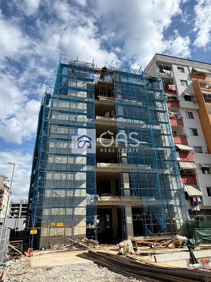 Shitet Apartament 1+1 yzberisht pallatet cabej 1