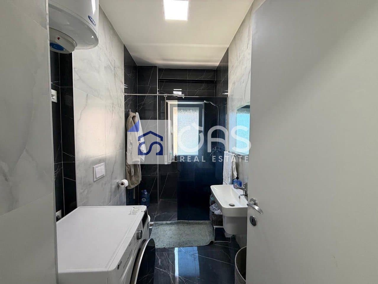 Jepet me qera apartament 1+1 te Rruga e Barikadave. 3