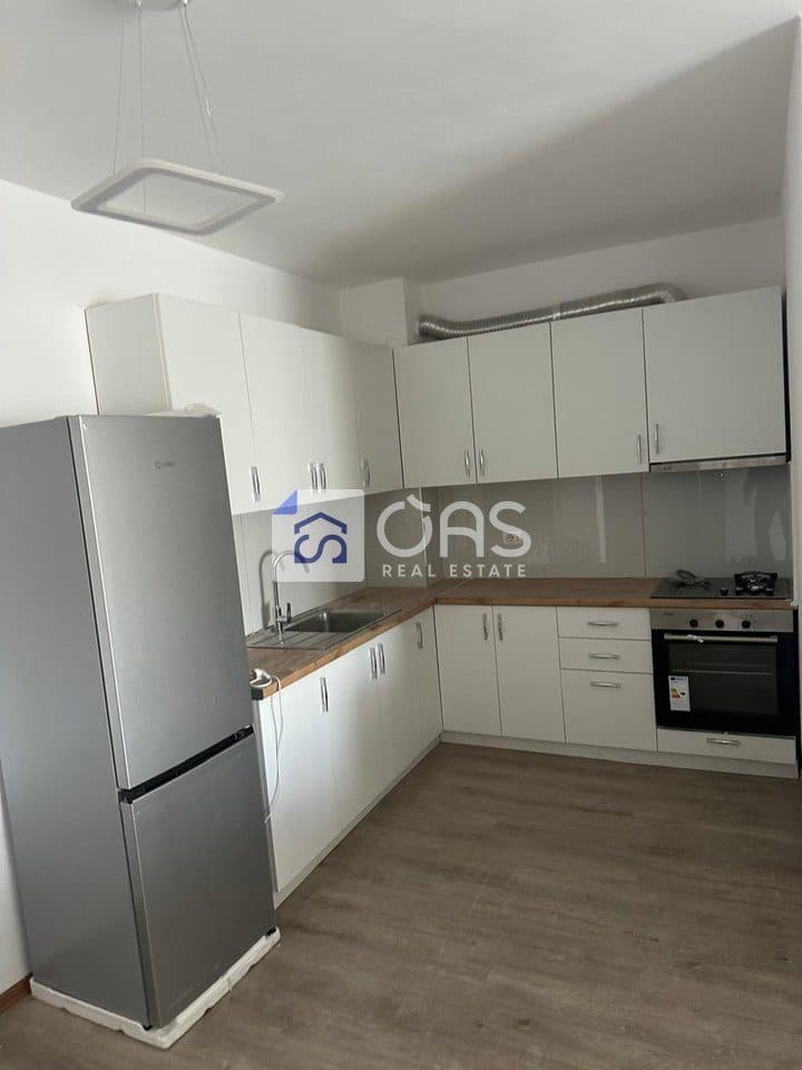 Jepet apartament me qera 3+1 5 Maj 3