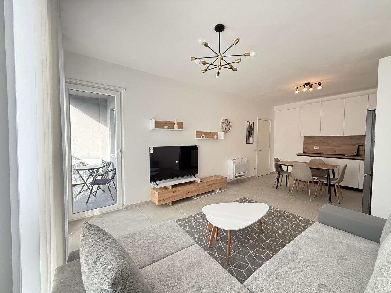 Jepet me qera apartament 2+1+Ballkon tek Univers City