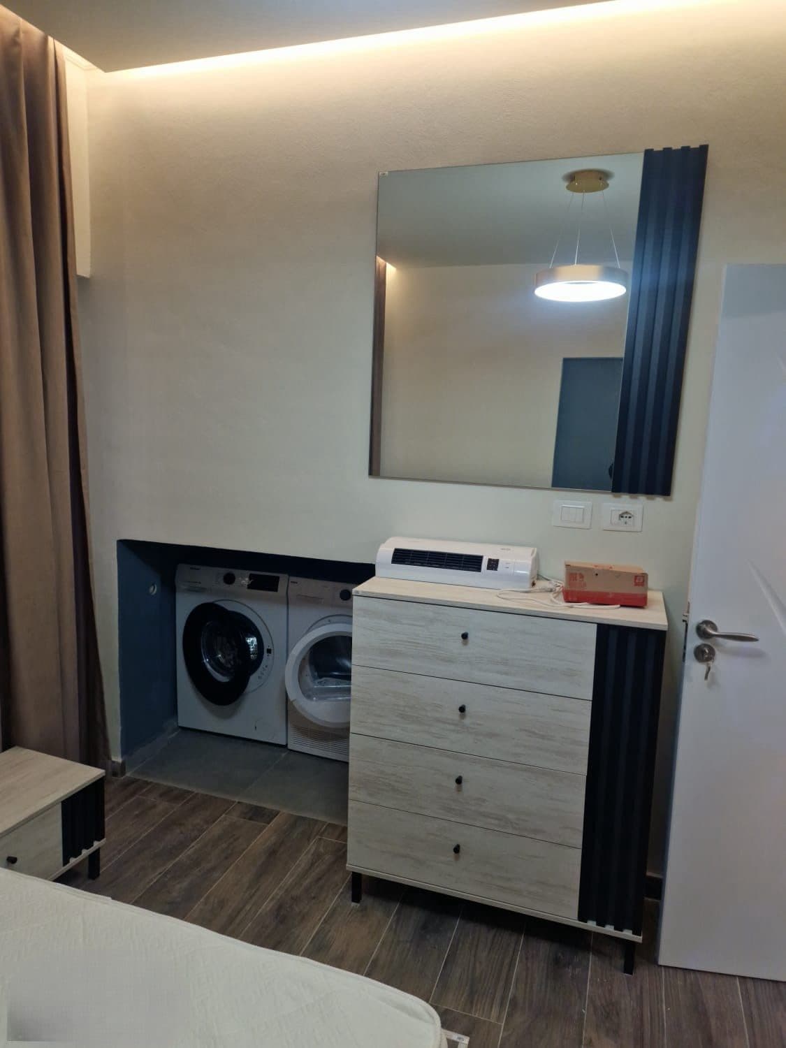 Jepet me qera apartament 2+1 tek Stacioni Trenit 4