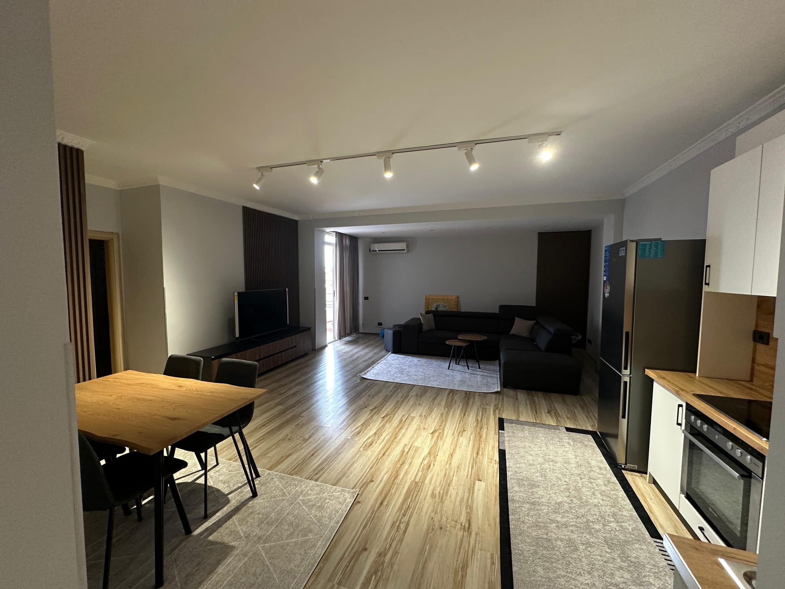 Apartament 2+1 Me Qira në Kopshtin Botanik Zoologjik, Tiranë - 700€ | 104 m²