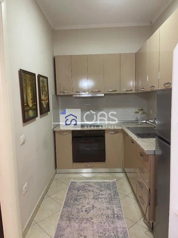 Jepet me qera apartament 1+1 te Bulevardi Zogu i Pare 3