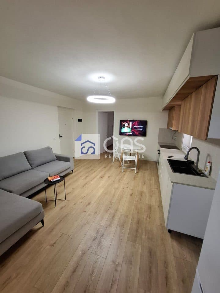Jepet me qera apartament 2+1 Rruga e Barrikadave 3