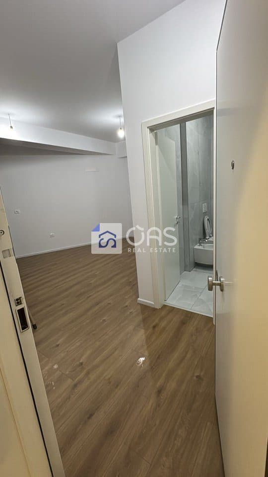 Ambient Komercial 1+1 Me Qira tek Ali Demi, Tiranë - 300€ | 55 m² 3