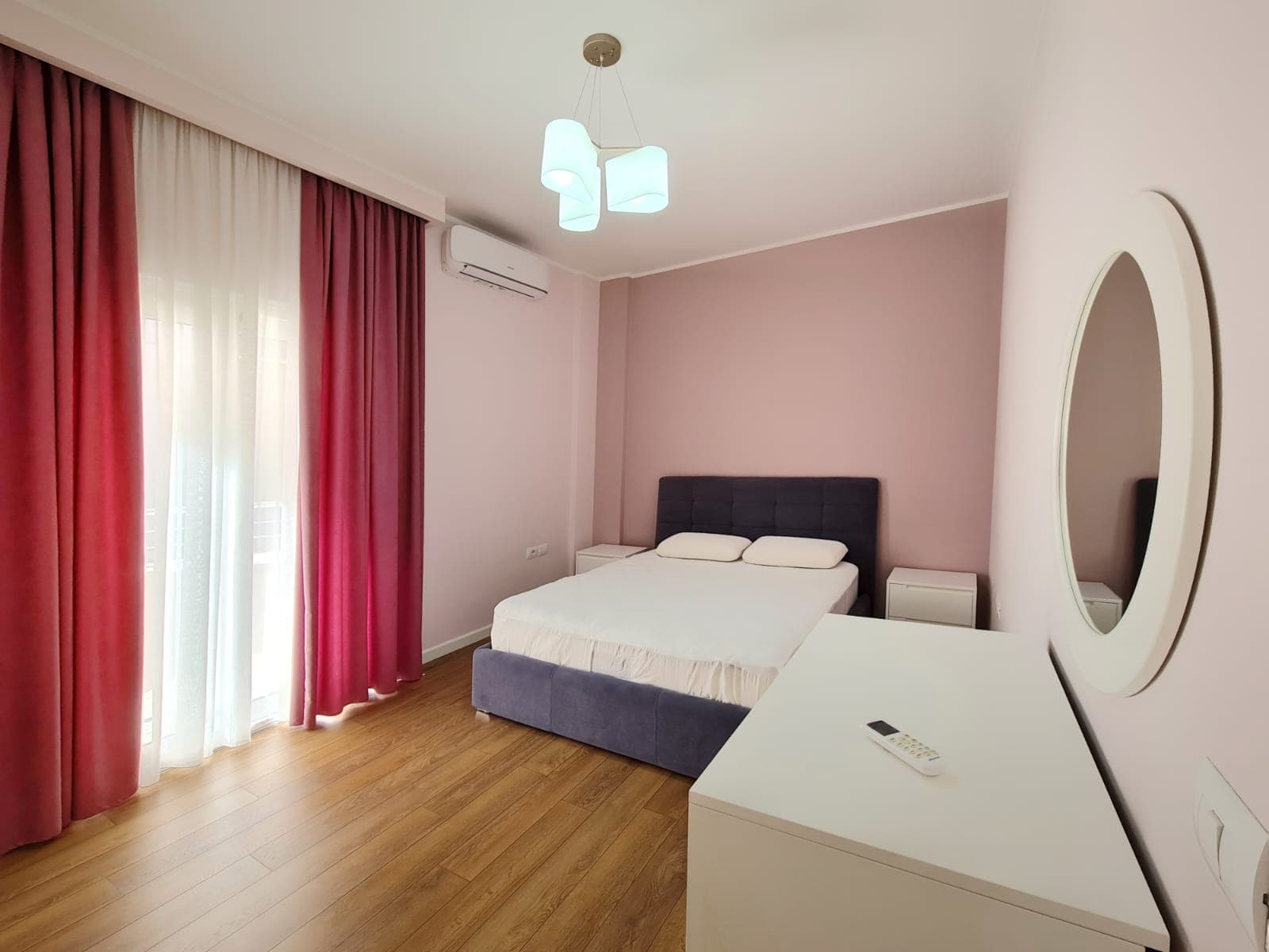 Jepet me qera apartament 4+1+2 tek Komuna Parisit 3