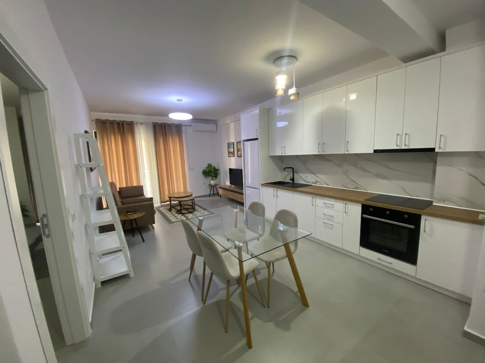 Jepet apartament 1+1 me qera tek Rruga Durresit