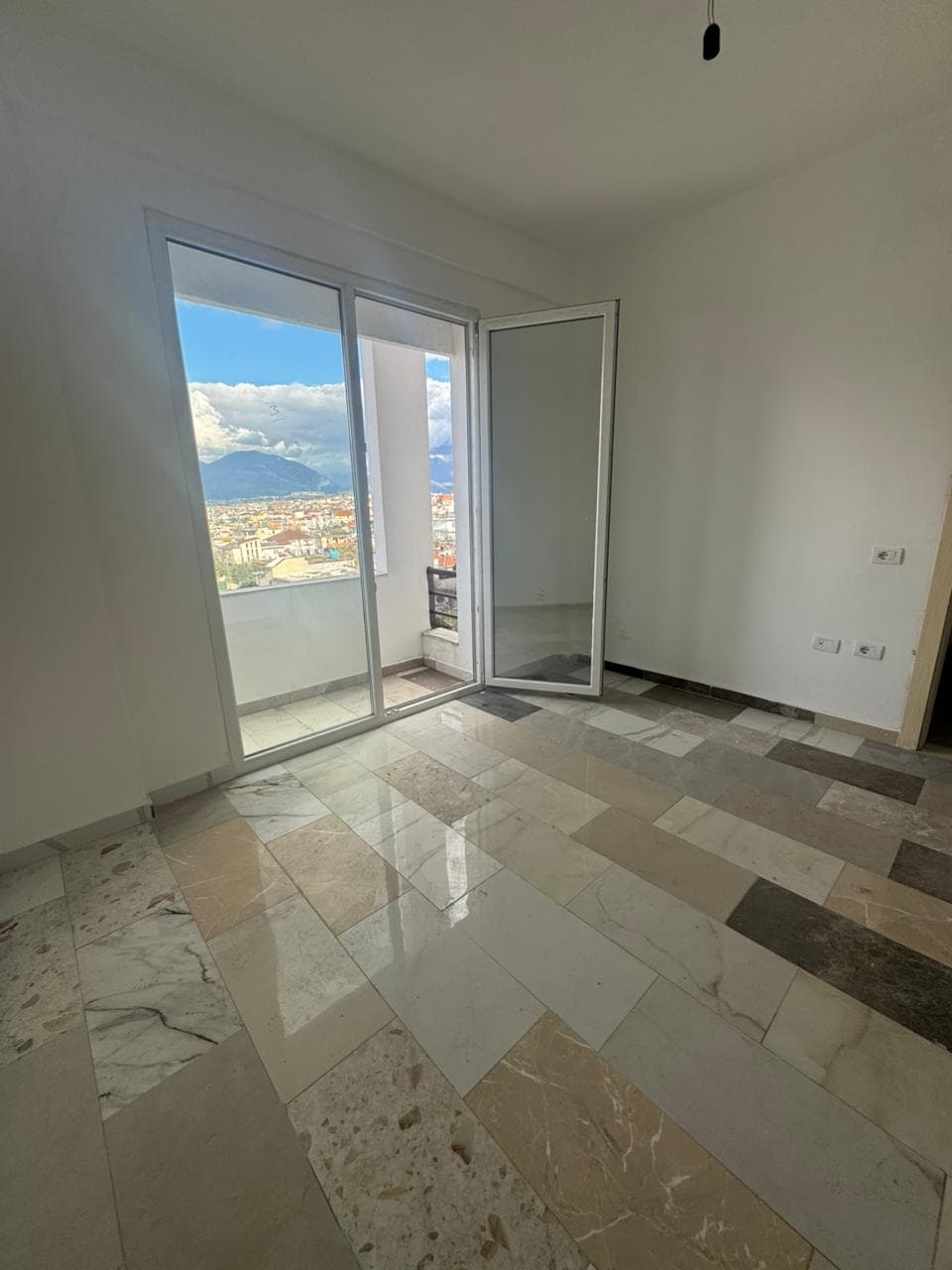 Shitet apartament 2+1+2 ne Pallatet e Verdha 2