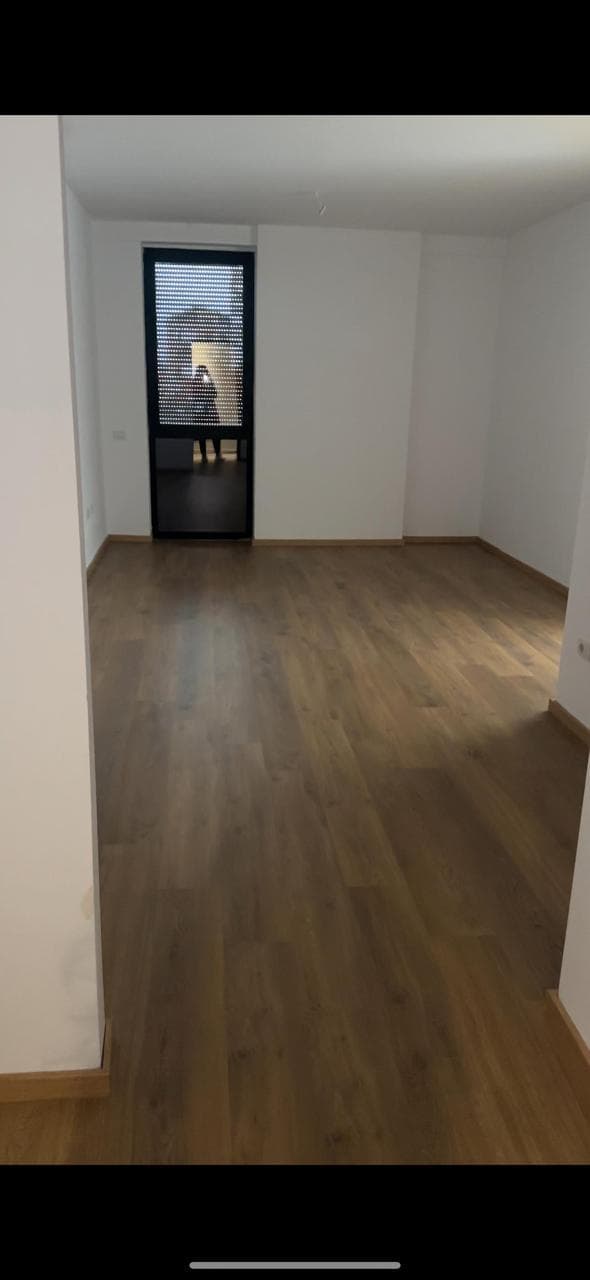 Jepet me qera Apartament 1+1 Tek Shkolla e Kuqe