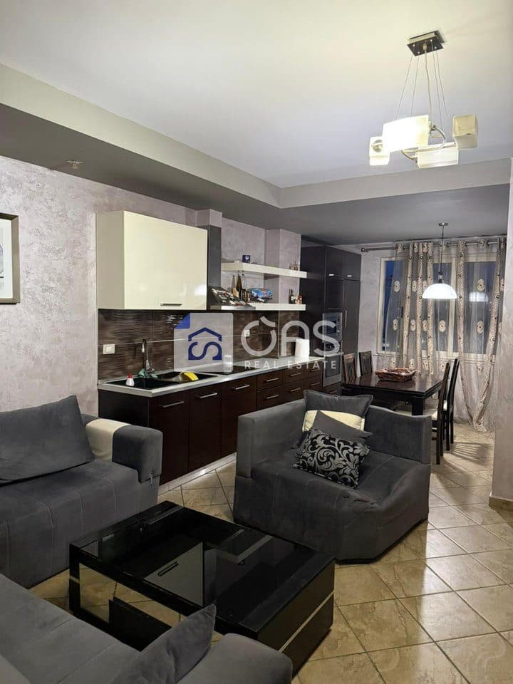 Jepet me qera apartament 2+1 te Rruga e Kavajes.