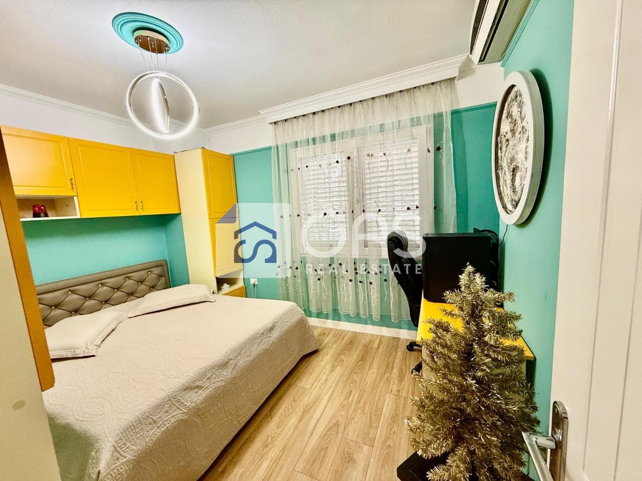 Jepet me qera apartament 2+1+2 tek Komuna e Parisit 4