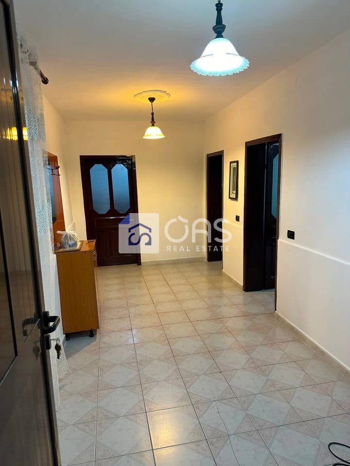 Jepet me qera apartamenti 1+1 komuna e parisit 2