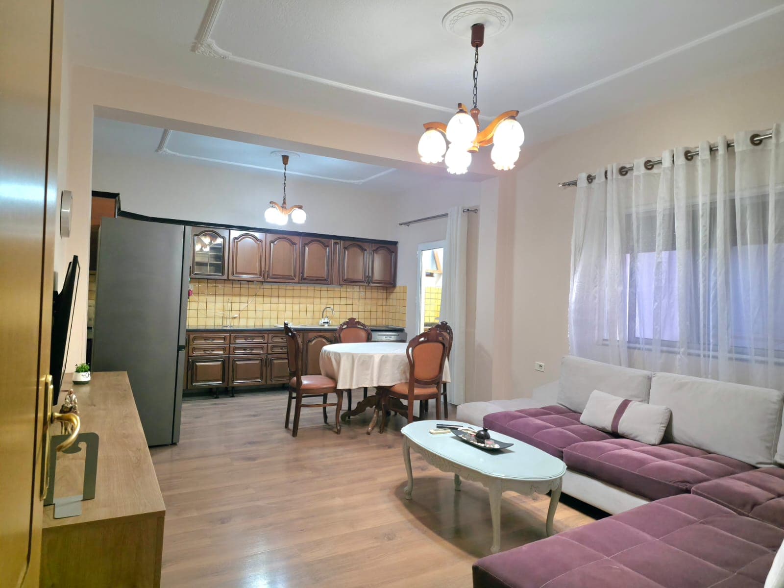 Jepet me qera Apartamenti 3+1+2 Fusha Aviacioni