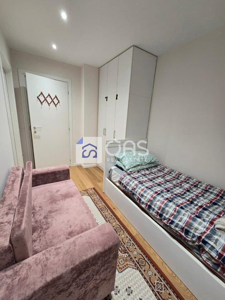Jepet me qera apartament 3+1 tek Pazari i Ri 4